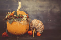 Susanne Jutzeler, suju-foto - Ripe orange pumpkins decorated with flowers and leaves placed on wooden surface with physalis during harvest season on autumn time