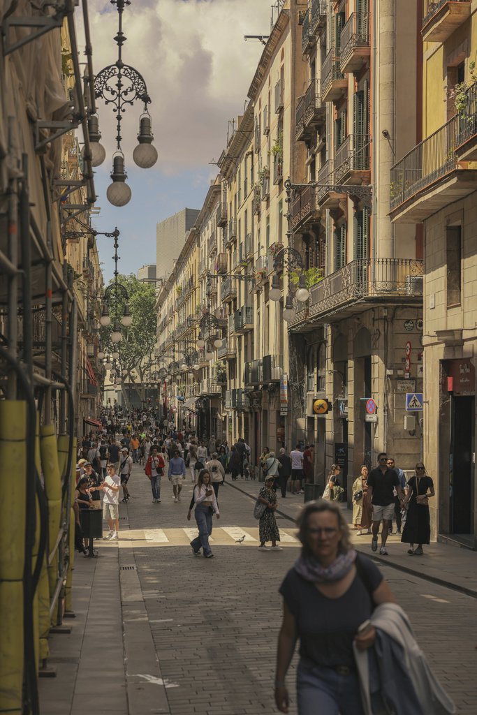 TBD Traveller - Vibrant Urban Street Scene In Barcelona City