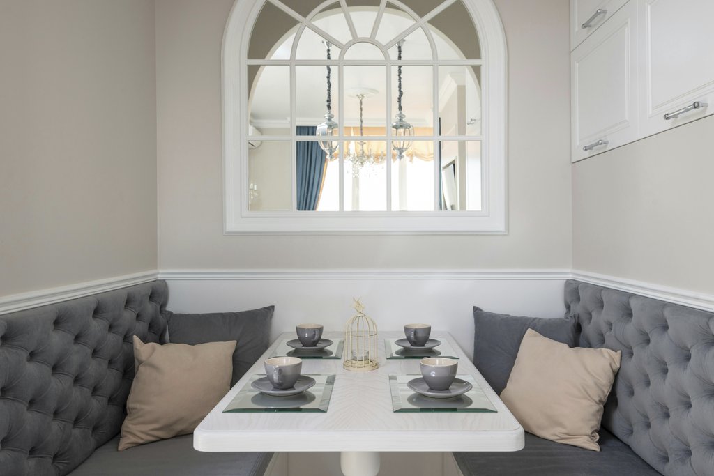 Max Vakhtbovycn - A contemporary dining nook with plush seating and stylish tableware, perfect for cozy gatherings.