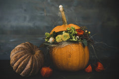 Susanne Jutzeler, suju-foto - Artistic pumpkin decor with fall foliage and flowers on wooden table.
