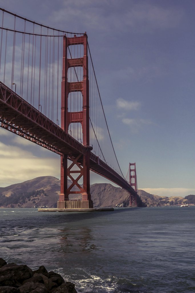 Ignacio Palés - Stunning view of the iconic Golden Gate Bridge over San Francisco Bay on a clear day.