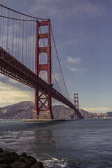 Ignacio Palés - Stunning view of the iconic Golden Gate Bridge over San Francisco Bay on a clear day.