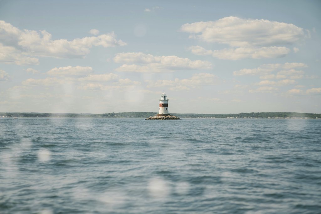 Diogo Miranda - Beautiful view of the Latimer Reef Lighthouse amidst sea and sky.