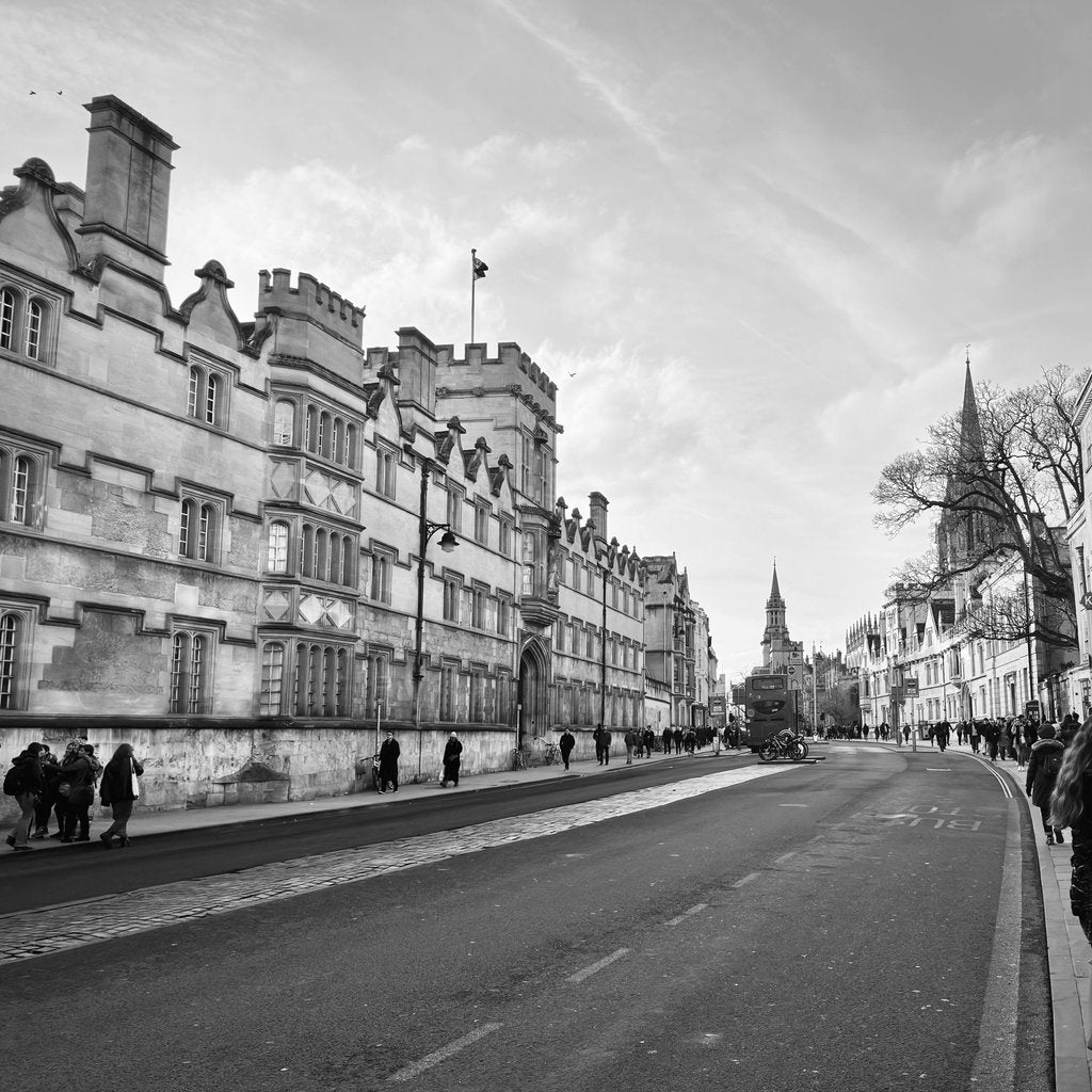 Al Rashed - Black and white photo showcasing Victorian-era architecture on a street in Oxford, England.