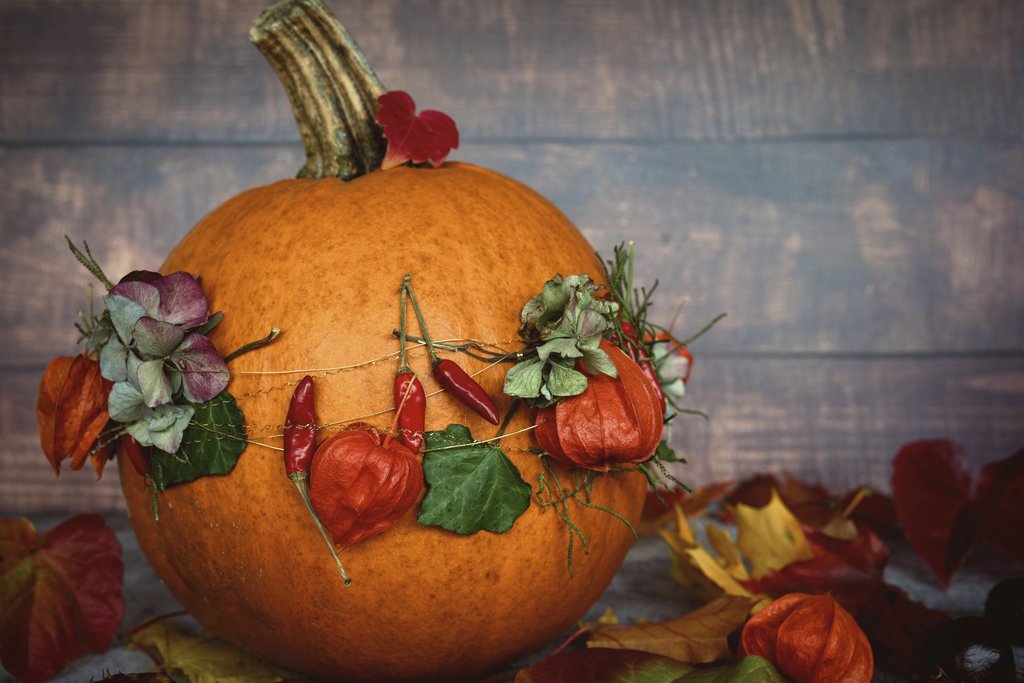 Susanne Jutzeler, suju-foto - A decorated pumpkin adorned with leaves and flowers, capturing the essence of autumn.