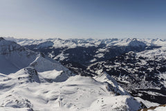 Susanne Jutzeler, suju-foto - Aerial view of snow-covered mountain range in winter with a clear blue sky.