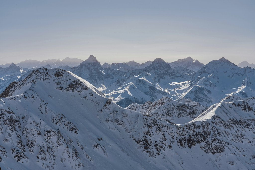Susanne Jutzeler, suju-foto - Stunning panoramic view of snow-covered mountain range under a clear blue sky, capturing the beauty of winter.