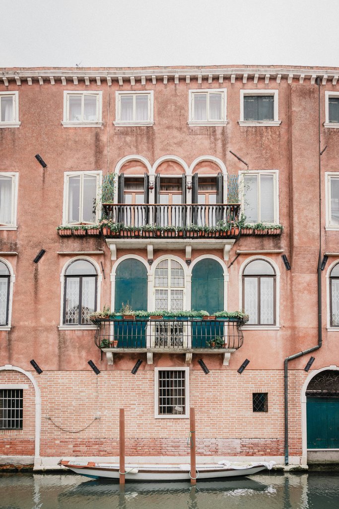 Juan Antonio Guzmán - A building with a boat in front of it photo