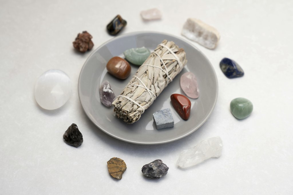Los Muertos Crew - Ceramic plate with sage smudge stick and healing crystals for spiritual rituals.
