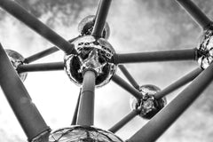 Enrique Hoyos - Black and white view of the Atomium, a modern architectural landmark in Brussels, Belgium.