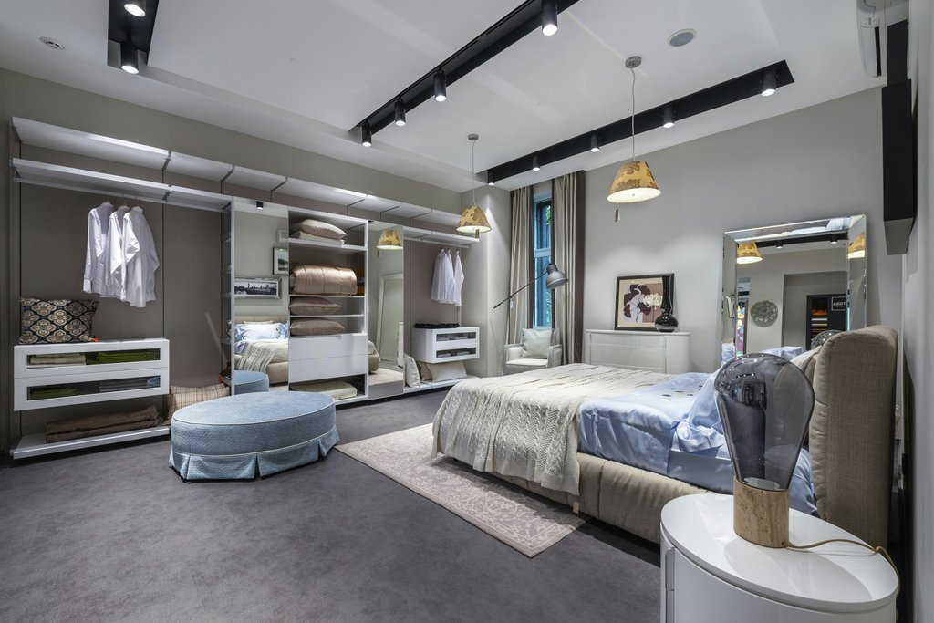 Max Vakhtbovycn - Luxurious modern bedroom featuring elegant decor and comfortable furnishings.