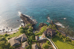 Griffin Wooldridge - A breathtaking aerial view of luxurious coastal homes in Kihei, Hawaii next to the ocean.