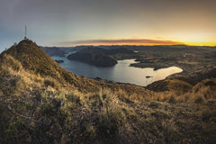 Marek Piwnicki - Beautiful panoramic view of Lake Wanaka from a hilltop at sunrise in New Zealand.