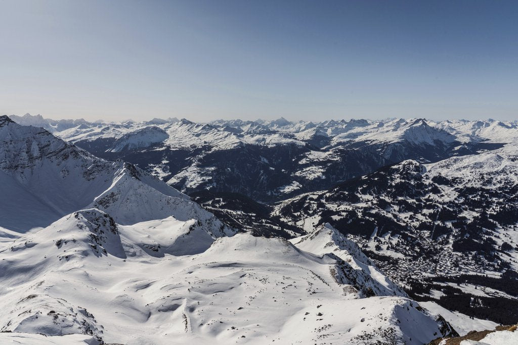 Susanne Jutzeler, suju-foto - Aerial view of snow-covered mountain range in winter with a clear blue sky.