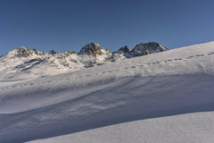 Susanne Jutzeler, suju-foto - Majestic mountain range with snow under a clear blue sky, winter scene.