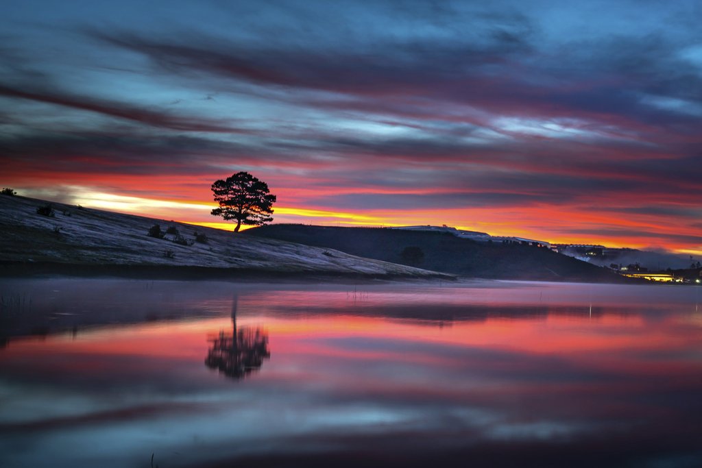 Quang Nguyen Vinh - Stunning sunset over a tranquil lake with vibrant colors and a scenic landscape reflection.